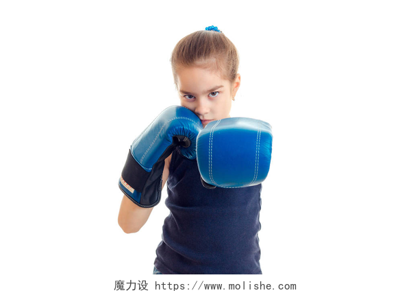 白色背景上打拳击的小女孩与拳击手套严重小姑娘站在摄像机前，牵起的双手